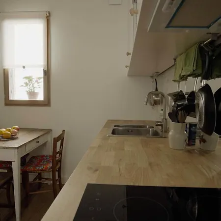 Joli Studio Dans Les Puces Appartamento